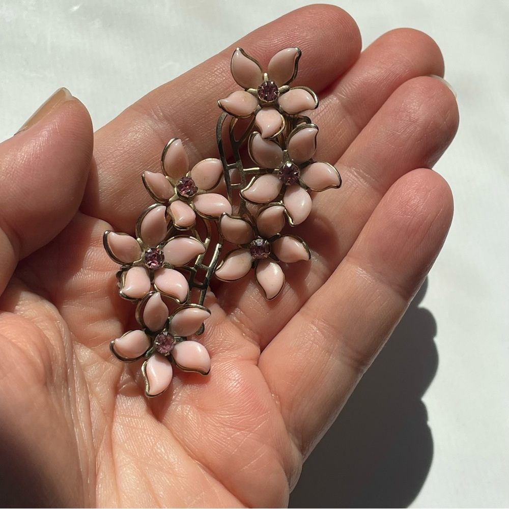 🚨🚨FINAL SALE!!!🚨🚨pink lucite? rhinestone silvertone flower cluster clip earrings